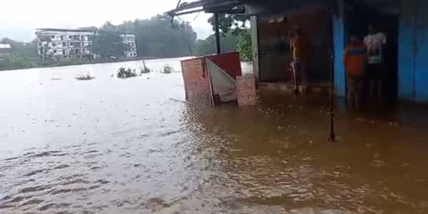 गेल्या चार दिवसांपासून चिपळूण शहरात मुसळधार पावसाचा जोर कायम आहे. या पावसामुळे चिपळूण मधील वाशिष्टी नदीला पूर आला आहे. नदीचे पाणी रस्त्यांवर आले आहे.