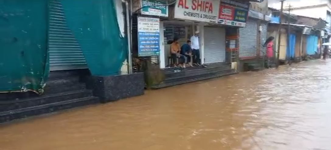 पावसाचा जोर असल्यामुळे वाशिष्टी नदीने धोक्याची पातळी गाठण्याची शक्यता आहे. नदीचे पाणी बाजारपेठांमध्ये घुसले आहे. यामुळे जनजीवन विस्कळीत झाले आहे. 