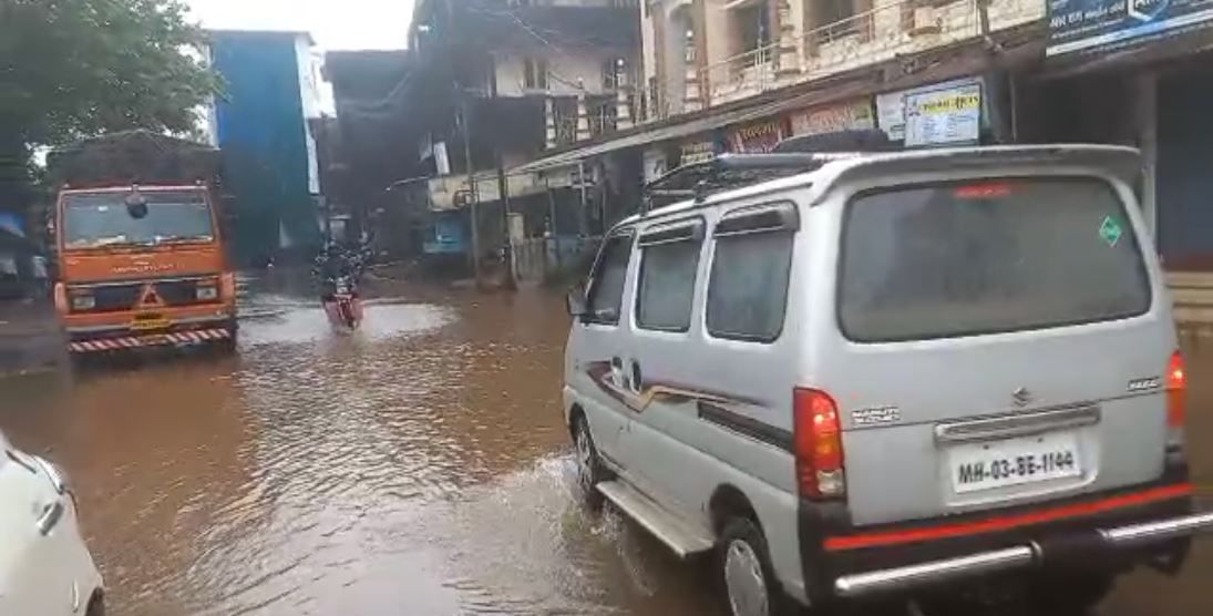 चिपळूणमध्ये गेल्या चार, पाच दिवसांपासून सतत पाऊस सुरु आहे. मुसळधार पाऊस सुरु असताना अजून मगील वर्षाची सरासरी पावसाने गाठली नाही. 