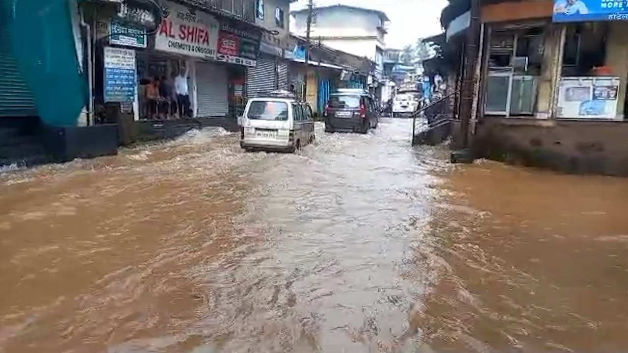 वाशिष्ठी नदीचं रौद्ररूप, चिपळूणमध्ये घरात-बाजारपेठेत-दुकानांमध्ये पाणीच पाणी; पाहा Exclusive दृश्ये...