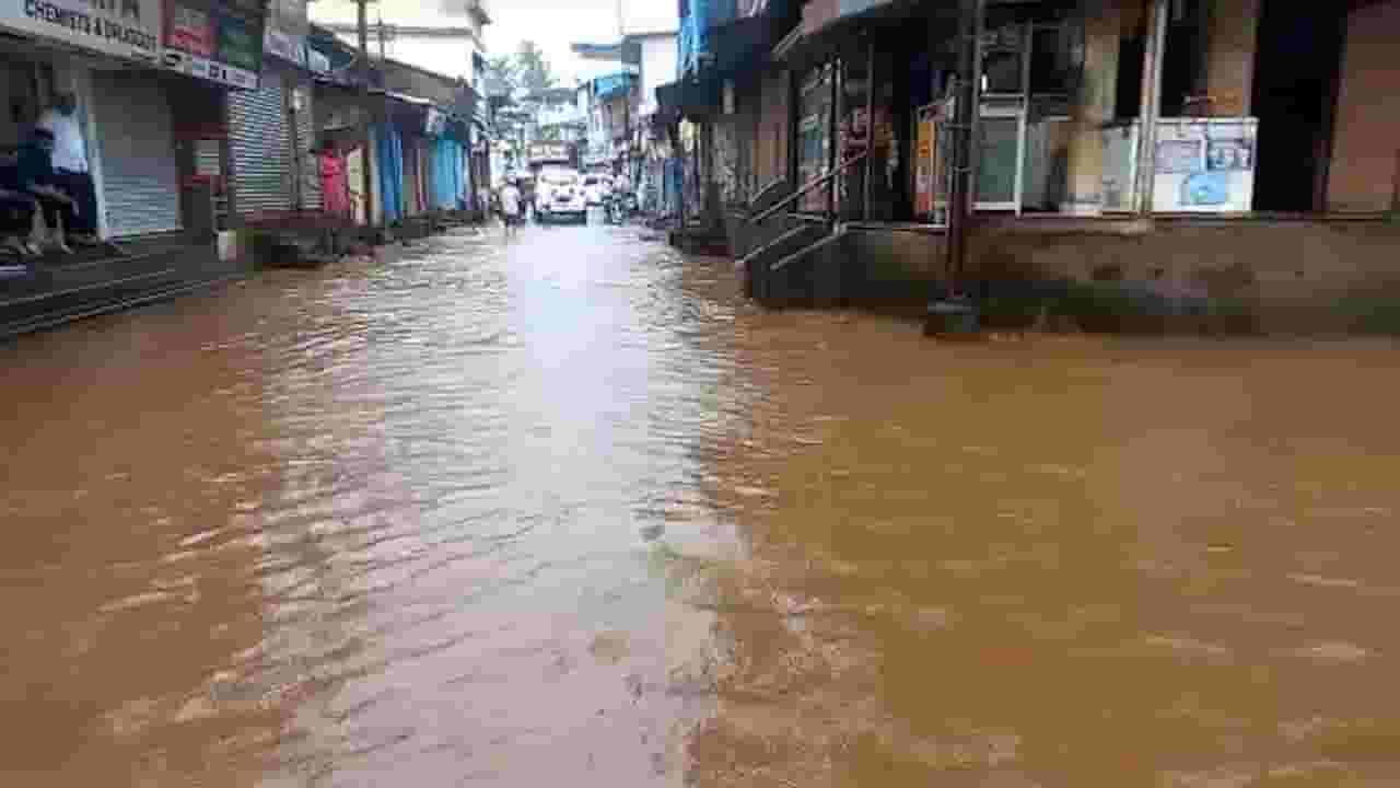 चिपळूणकरांना पुन्हा पुराचा धोका? वाशिष्ठी नदीच्या पाणी पातळीत वाढ; बाजारपेठेत पाणी शिरलं! चिपळूणकरांना पुन्हा पुराचा धोका? वाशिष्ठी नदीच्या पाणी पातळीत वाढ; बाजारपेठेत पाणी शिरलं!
