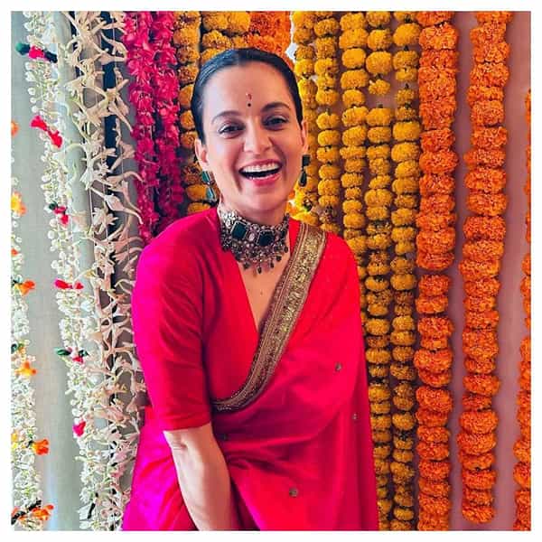 बॉलिवूड अभिनेत्री कंगना रनौत (Kangana Ranaut) कायम कोणत्या न कोणत्या कारणामुळे चर्चेत असते. कंगना कायम वेगवेगळ्या लूकमध्ये फोटो पोस्ट करत असते. पण तिच्या पारंपरिक लूकच्या चर्चा सर्वत्र रंगल्या आहेत.
