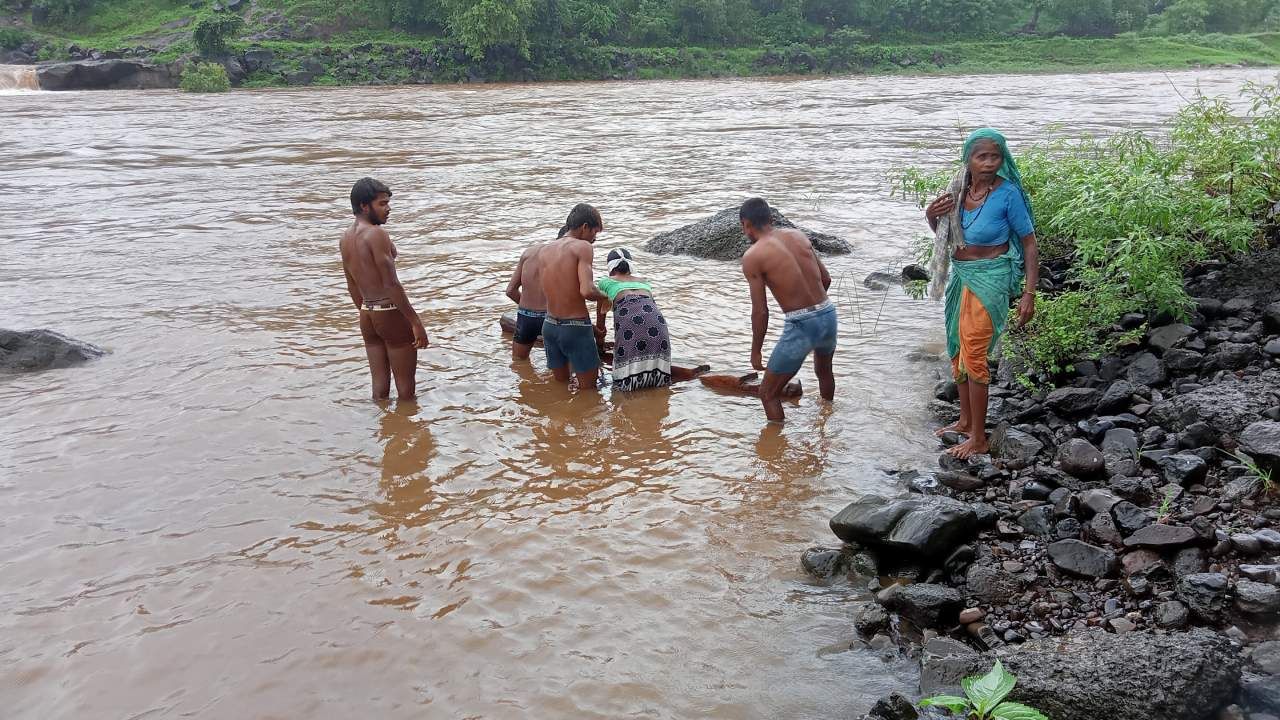 ना रस्ते ना पूल; वाहत्या पाण्याच्या प्रवाहातून करावा लागतो धोकादायक प्रवास