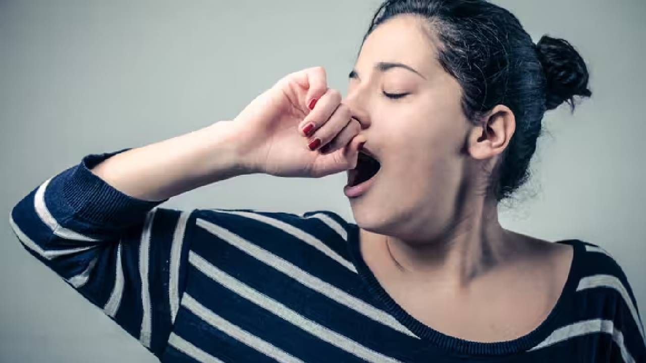 दुसऱ्याला जांभई देताना पाहून आपल्याला पण का येते? हे आहे यामागचे करण
