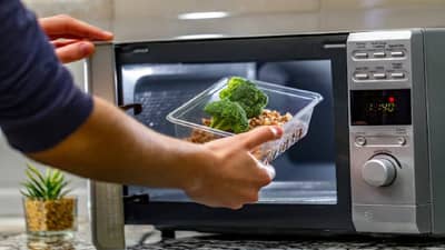 मायक्रोवेव्ह मध्ये चुकूनही गरम करू नका हे पदार्थ, नाहीतर.....