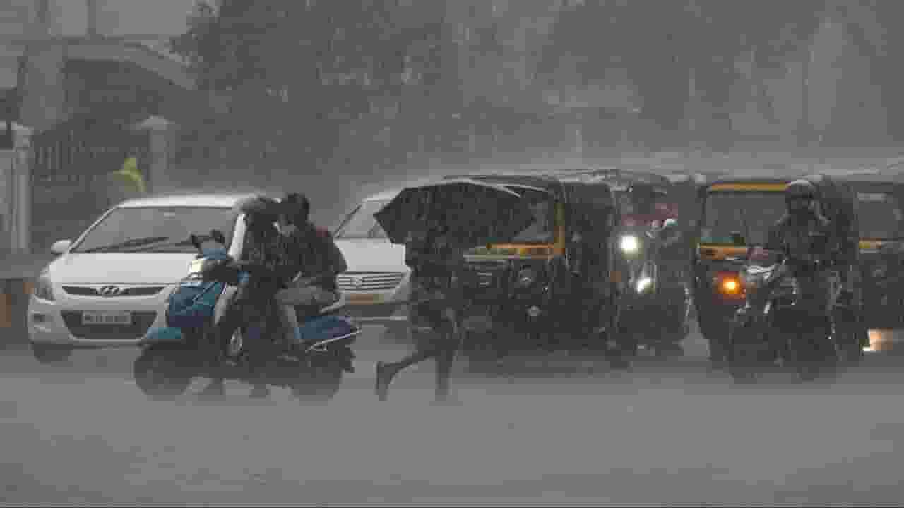 मुसळधार पावसानं हैराण असलेल्या विदर्भकरांसाठी हवामान खात्याकडून दिलासादायक बातमी