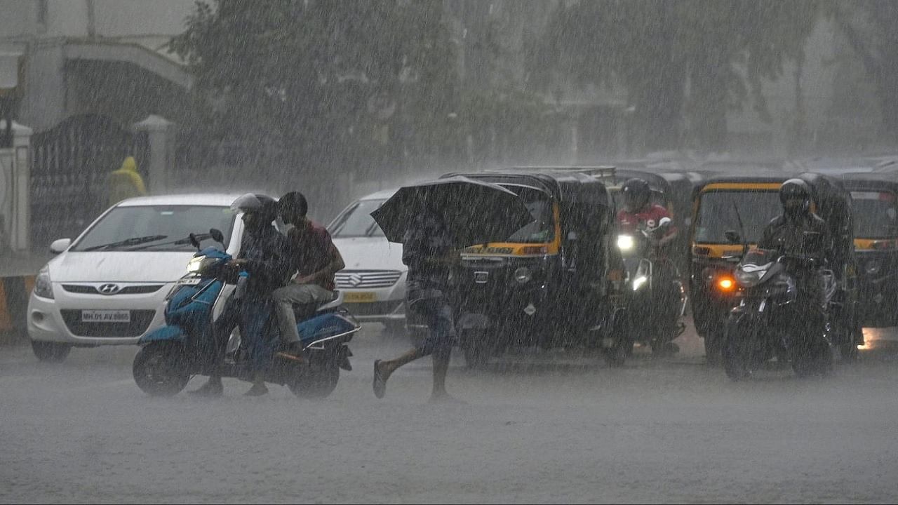 महाराष्ट्रात धुवाँधार, तब्बल सात जिल्ह्यांना रेड अलर्ट, बाहेर फिरायला जात असाल तर ही बातमी आधी वाचा महाराष्ट्रात धुवाँधार, तब्बल सात जिल्ह्यांना रेड अलर्ट, बाहेर फिरायला जात असाल तर ही बातमी आधी वाचा