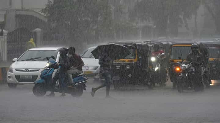 मुसळधार पावसानं हैराण असलेल्या विदर्भकरांसाठी हवामान खात्याकडून दिलासादायक बातमी मुसळधार पावसानं हैराण असलेल्या विदर्भकरांसाठी हवामान खात्याकडून दिलासादायक बातमी