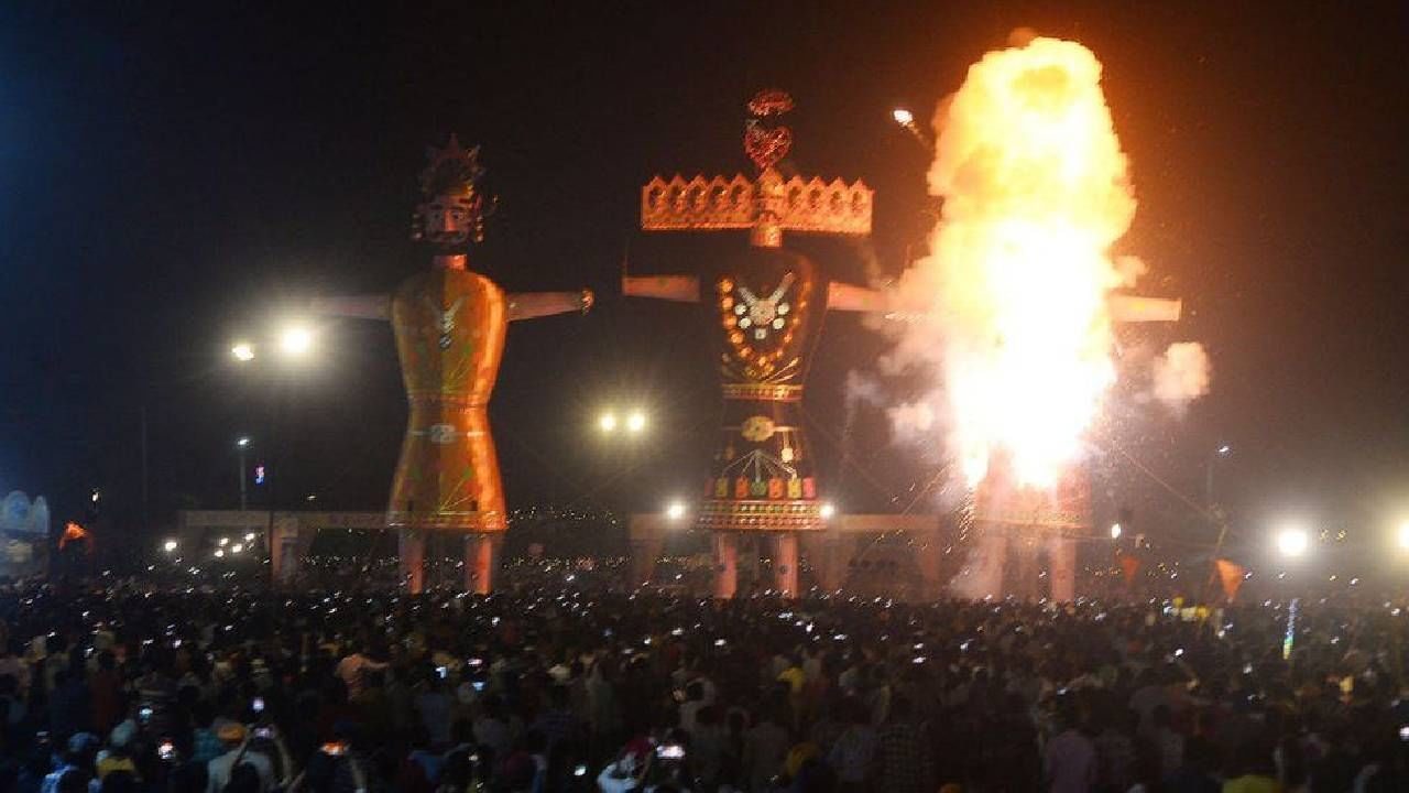 Dussehra 2023 : या वर्षी किती तारखेला आहे दसरा? फक्त रावण दहनच नाही तर या कारणासाठीही साजरा केला जातो हा सण Dussehra 2023 : या वर्षी किती तारखेला आहे दसरा? फक्त रावण दहनच नाही तर या कारणासाठीही साजरा केला जातो हा सण