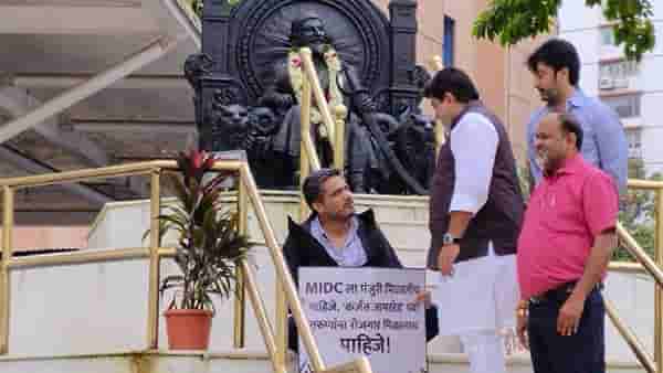 रोहित पवार साडेचार तास बसून होते, अधिकारीही ताटकळले, पण मंत्री उदय सामंत आलेच नाहीत!; त्या बैठकीचं काय झालं? वाचा...