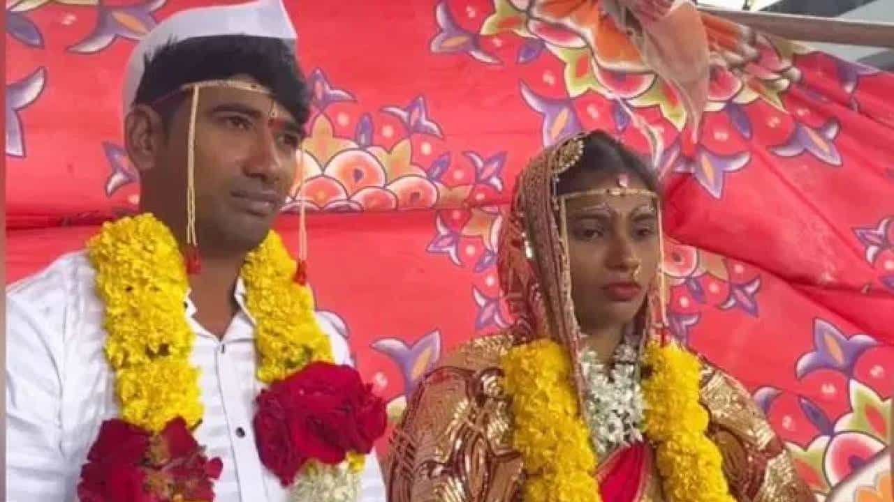 रडगाण्या ऐवजी सनईचे सूर, स्मशानभूमीत पार पडला विवाहसोहळा; नेमकं प्रकरण काय? पाहा व्हिडीओ रडगाण्या ऐवजी सनईचे सूर, स्मशानभूमीत पार पडला विवाहसोहळा; नेमकं प्रकरण काय? पाहा व्हिडीओ