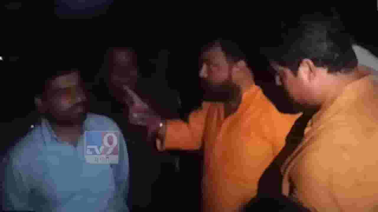 'इंग्रजांची औलाद आहात काय?', खासदार हेमंत पाटील यांनी अधिकाऱ्याला सुनावले खडेबोल 'इंग्रजांची औलाद आहात काय?', खासदार हेमंत पाटील यांनी अधिकाऱ्याला सुनावले खडेबोल