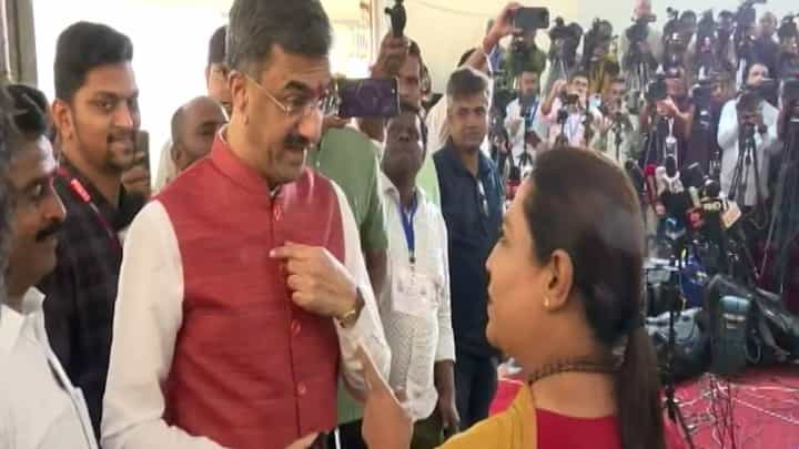 आम्ही आहोत सख्खे..., यशोमती ठाकूर आणि शंभूराज देसाई यांच्यात काय चर्चा झाली? आम्ही आहोत सख्खे..., यशोमती ठाकूर आणि शंभूराज देसाई यांच्यात काय चर्चा झाली?
