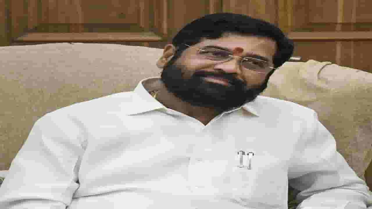 शिवसेनेच्या 'त्या' 40 आमदारांना मुदतवाढ, अपात्रतेचा मुद्दा पुन्हा लांबणीवर! शिवसेनेच्या 'त्या' 40 आमदारांना मुदतवाढ, अपात्रतेचा मुद्दा पुन्हा लांबणीवर!