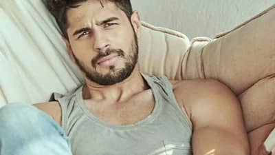 Sidharth Malhotra | सिद्धार्थ मल्होत्रा याने मुंबईच्या पावसात असे काही केले की चाहते थेट म्हणाले, कॉपीराईट इश्यू येणार, व्हिडीओ तूफान व्हायरल