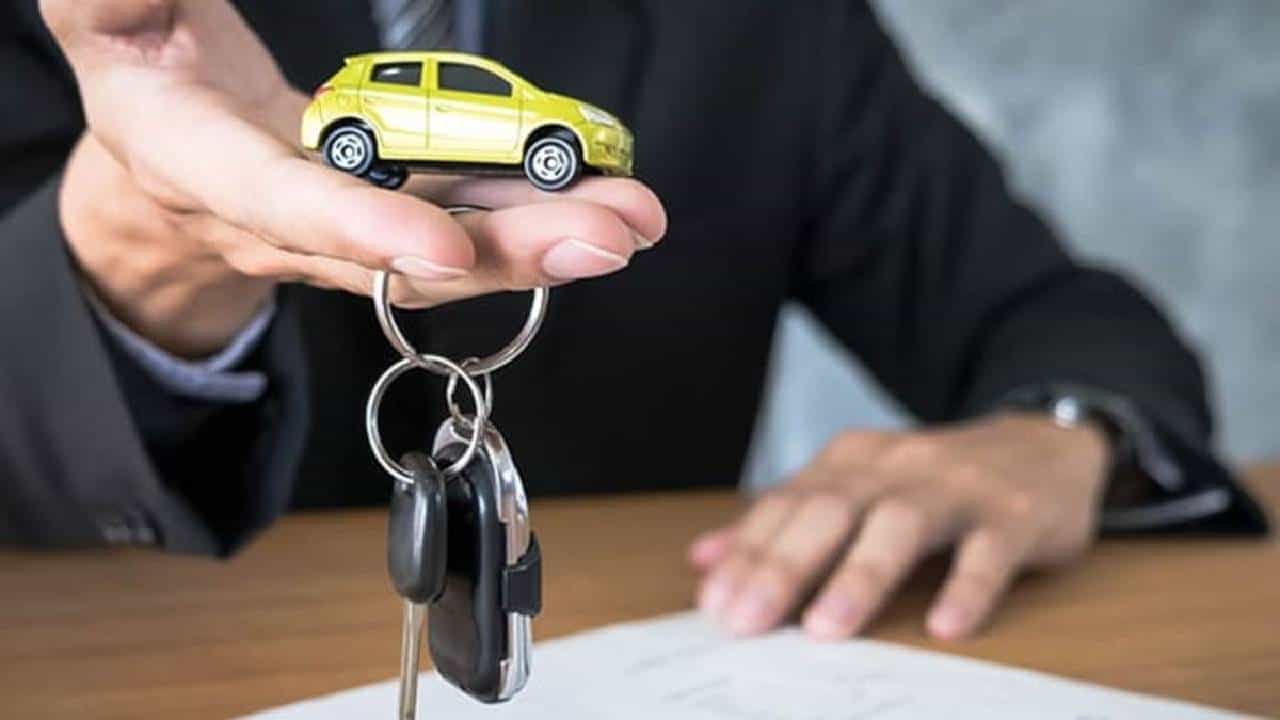 कार ट्रांसफर करताना घ्या या गोष्टीची काळजी, कागदपत्रांच्या बाबतीत करू नका गोंधळ