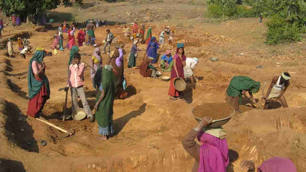 MNREGA : महाघोटाळा उघड! मयतांनी खोदले खड्डे, कोणी खाल्ले टाळूवरचे लोणी