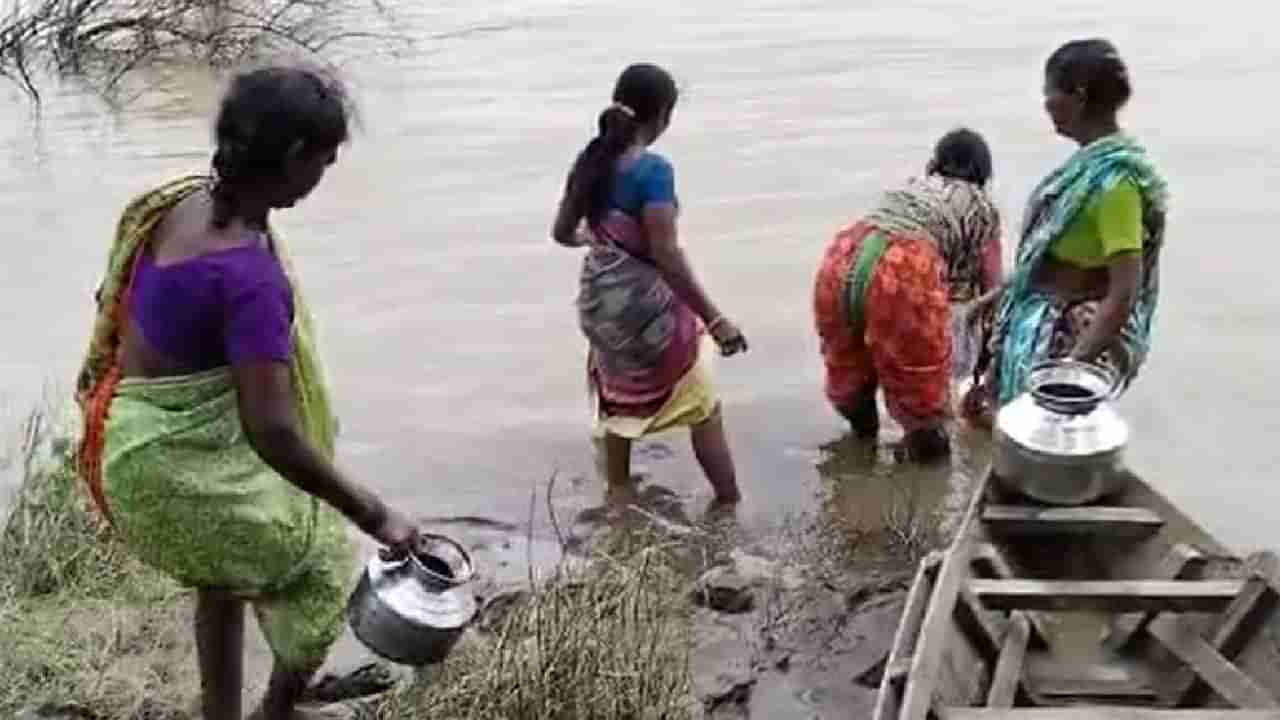 गावातील विहिरींचे पाणी क्षारयुक्त, गढूळ पाण्यासाठी नदीपात्रात उतरावे लागते तेव्हा...