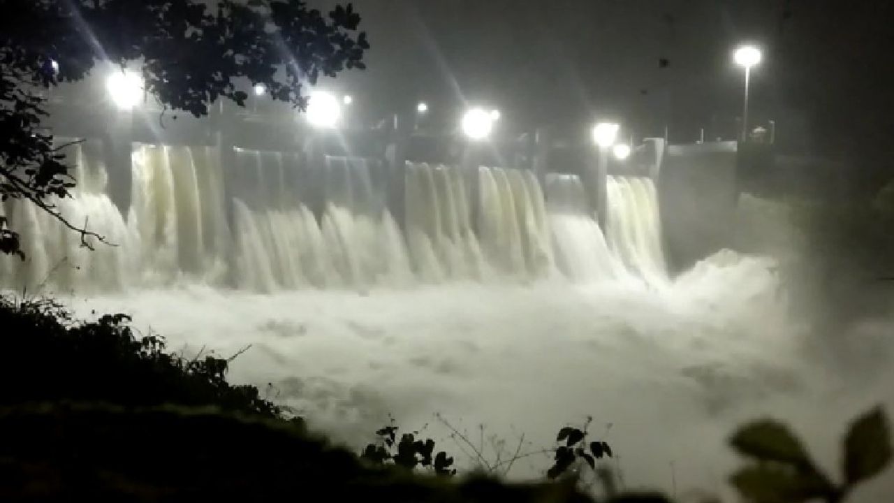 उल्हास नदीला पूर परिस्थिती असताना बारवी डॅमचे स्वंयचलित दरवाजे उघडणार, अभियंत्याचं तहसीलदारांना महत्त्वाचं पत्र उल्हास नदीला पूर परिस्थिती असताना बारवी डॅमचे स्वंयचलित दरवाजे उघडणार, अभियंत्याचं तहसीलदारांना महत्त्वाचं पत्र