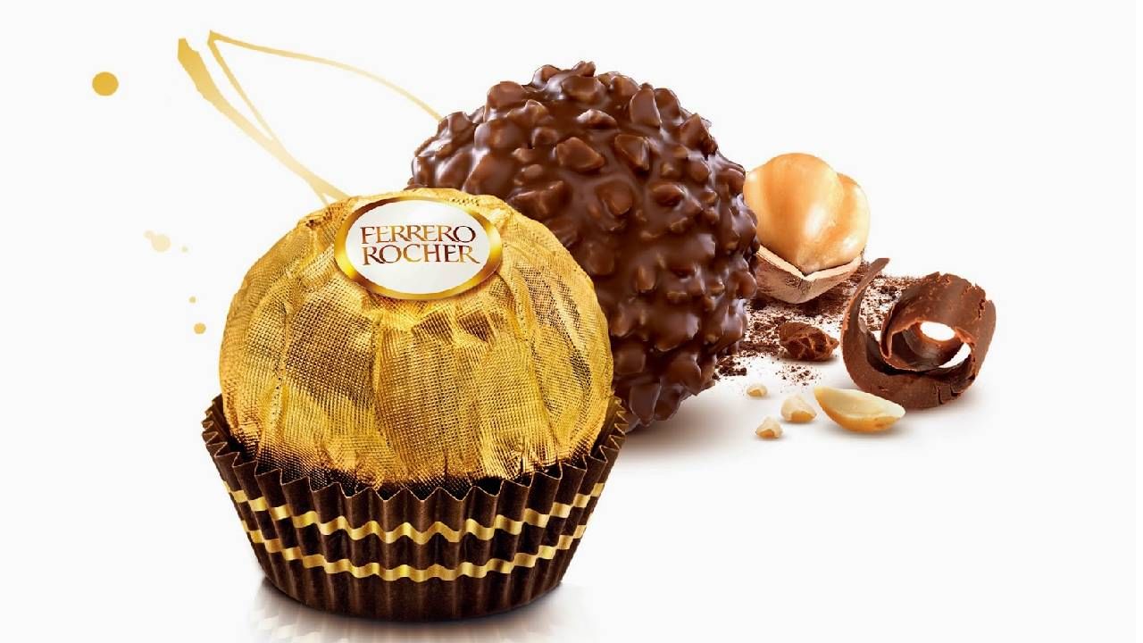 Ferrero Rocher।  फेरेरो रोशर, हेझलनटने भरलेली ही कॅडबरी तिच्या आलिशान चव आणि सुंदर सोनेरी पॅकेजिंगसाठी ओळखली जाते. ही कॅडबरी कुणालाही इम्प्रेस करण्यासाठी परफेक्ट मानली जाते. 