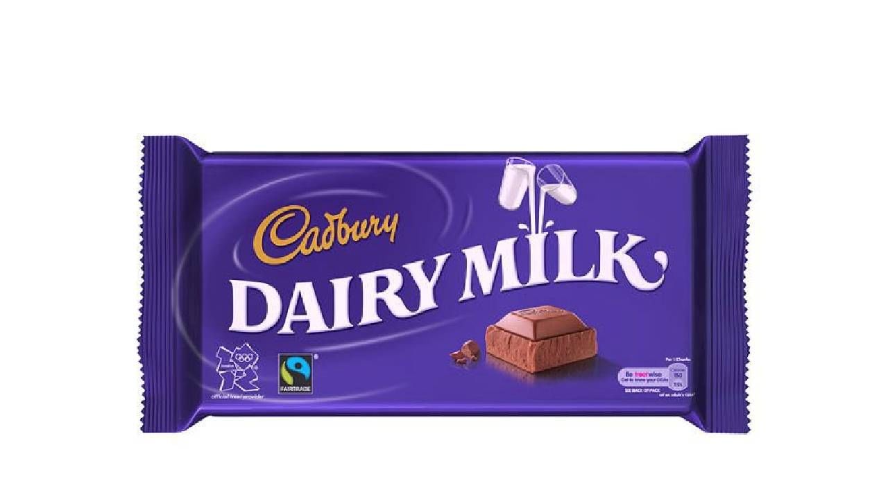 Cadbury Dairy Milk। कॅडबरी डेअरी मिल्क ही भारतातील सगळ्यात लोकप्रिय कॅडबरी आहे. विशेषतः दिवाळीला तर या कॅडबरीचा थाट बघण्यासारखा असतो. 