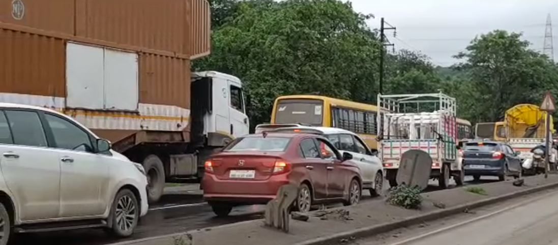 पोलिसांनी वाहतूक सुरळीत करण्यासाठी अपघातग्रस्त वाहने रस्त्याच्या बाजूला काढण्याचे काम सुरु केले आहे. तसेच दोन्ही बाजूने वाहतूक सुरळीत सुरु करण्याचे काम सुरु केले आहे. 