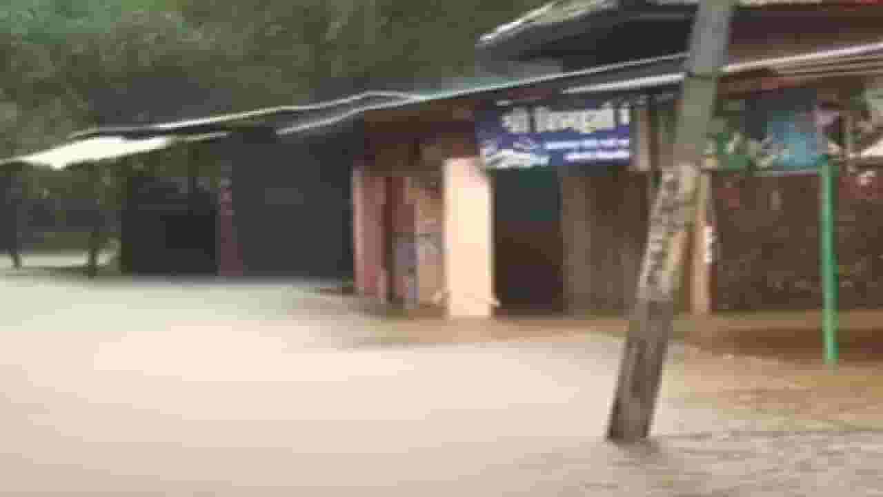 रत्नागिरीत पावसाची दाणादाण; 6 नद्यांनी ओलांडली इशारा पातळी, चांदेराई बाजारपेठेत शिरलं पुराचं पाणी! रत्नागिरीत पावसाची दाणादाण; 6 नद्यांनी ओलांडली इशारा पातळी, चांदेराई बाजारपेठेत शिरलं पुराचं पाणी!