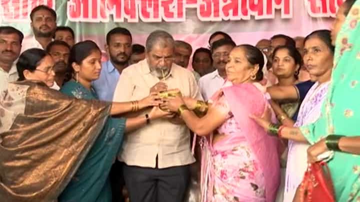 राजू शेट्टी यांचं तब्बल ७२ तास सुरू असलेलं अन्नत्याग आंदोलन संपलं, आंदोलन मागे घेण्याचं कारण काय? राजू शेट्टी यांचं तब्बल ७२ तास सुरू असलेलं अन्नत्याग आंदोलन संपलं, आंदोलन मागे घेण्याचं कारण काय?