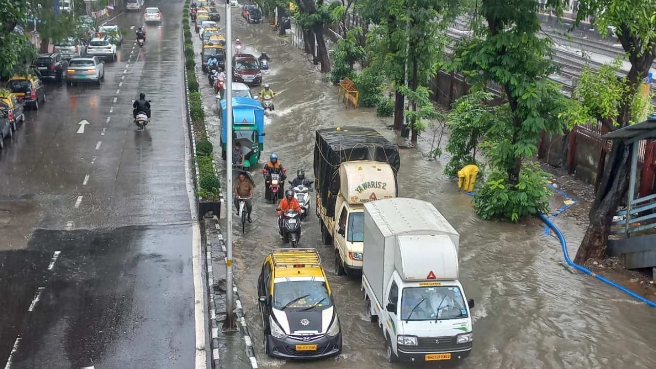 पाणी तुंबण्याची परंपरा मुंबई शहराने यंदाही कायम ठेवल्याने मुंबईकरांना एकच गाणं आठवतंय, ऐ दिल है मुश्किल जीना यहाँ...