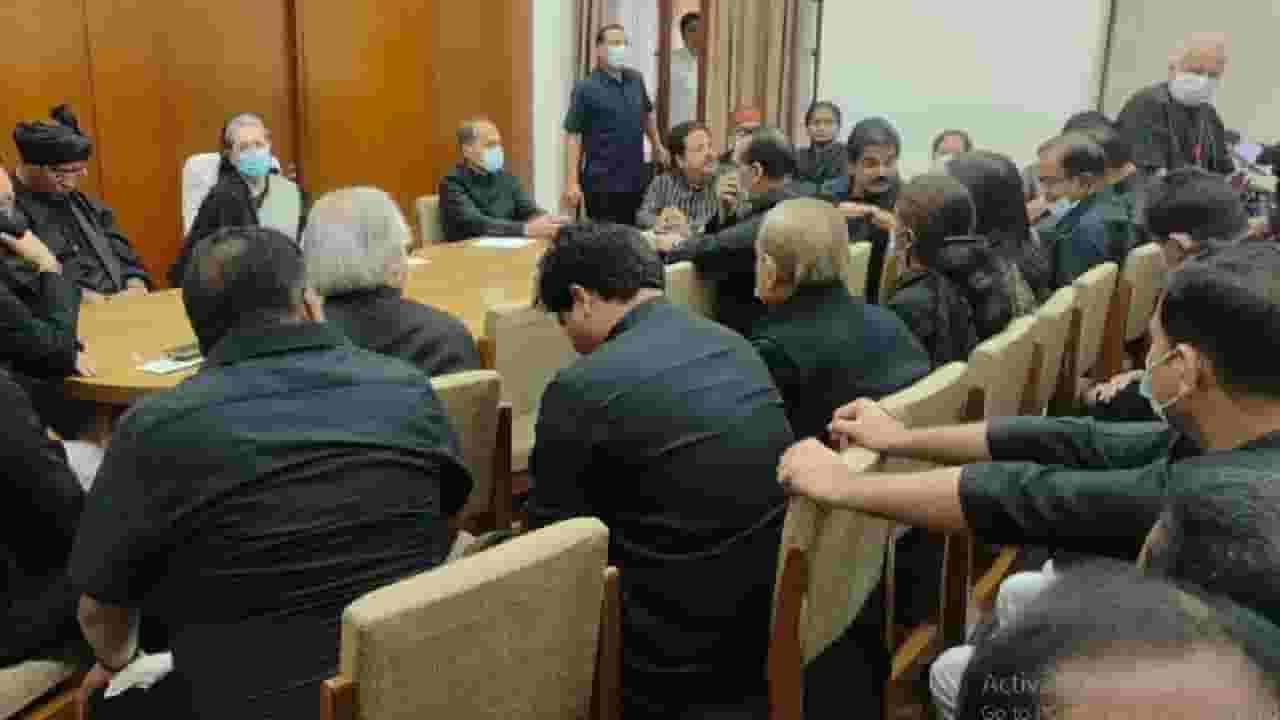 मणिपूर प्रकरणावरून संसद परिसरात 'ब्लॅक डे प्रोटेस्ट', विरोधकांकडून मोदी सरकारचा निषेध मणिपूर प्रकरणावरून संसद परिसरात 'ब्लॅक डे प्रोटेस्ट', विरोधकांकडून मोदी सरकारचा निषेध