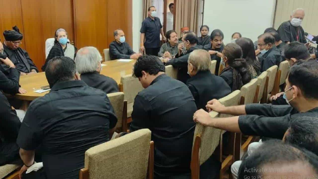 मणिपूर प्रकरणावरून संसद परिसरात 'ब्लॅक डे प्रोटेस्ट', विरोधकांकडून मोदी सरकारचा निषेध मणिपूर प्रकरणावरून संसद परिसरात 'ब्लॅक डे प्रोटेस्ट', विरोधकांकडून मोदी सरकारचा निषेध