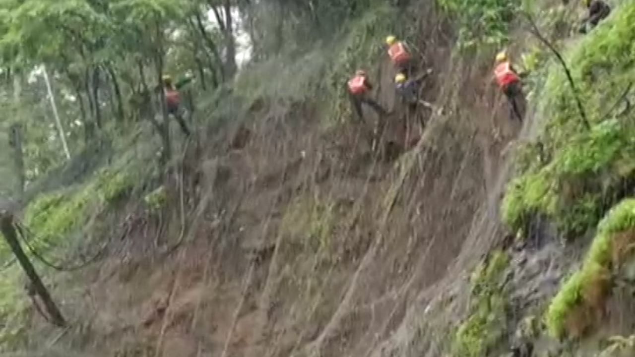 Video : पुणे, मुंबई द्रुतगती मार्गावर दरडी हटवण्याचे कशा पद्धतीने काम आहे सुरु, पाहा