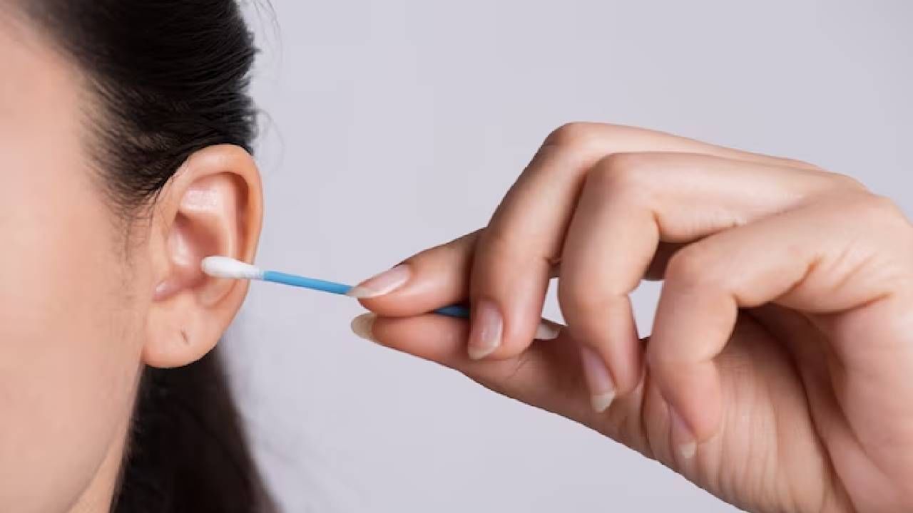 Health Tips : तुम्हीही कॉटन बड्सने कान साफ करता का ? जाणून घ्या दुष्परिणाम