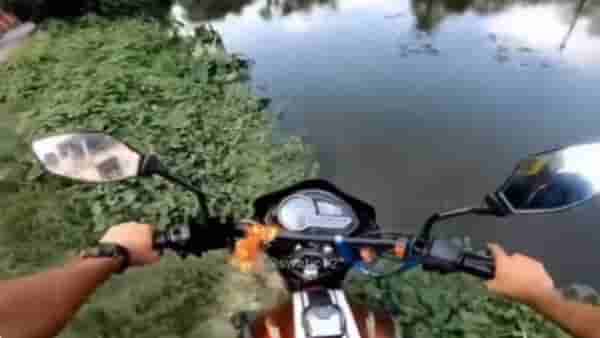 लाइव्ह व्लॉगिंग करताना भाऊ नाल्यात पडला, व्हिडीओ व्हायरल!