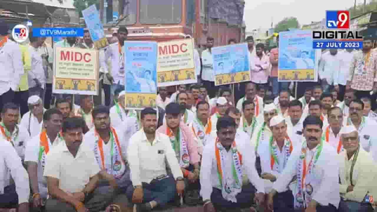 अहमदनगर सोलापूर महामार्गावर रोहित पवार समर्थकांचं रास्ता रोको, काय आहे कारण? अहमदनगर सोलापूर महामार्गावर रोहित पवार समर्थकांचं रास्ता रोको, काय आहे कारण?