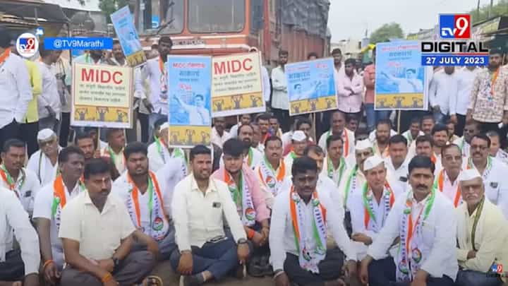 अहमदनगर सोलापूर महामार्गावर रोहित पवार समर्थकांचं रास्ता रोको, काय आहे कारण? अहमदनगर सोलापूर महामार्गावर रोहित पवार समर्थकांचं रास्ता रोको, काय आहे कारण?