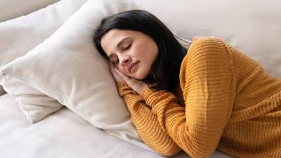 दुपारी जेवल्यावर तुम्हीही काढता का झोप ? जाणून घ्या हे योग्य की अयोग्य..