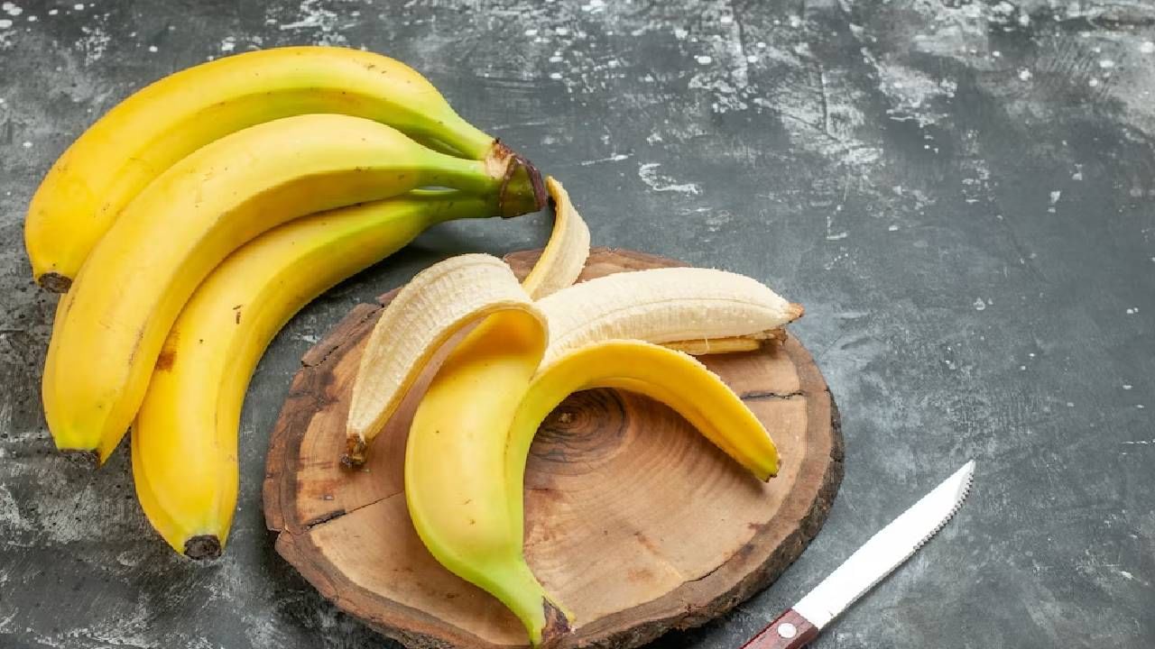  केळी काळी होऊ नयेत यासाठी तुम्ही ती व्हिनेगरनेही साफ करू शकतात. त्यासाठी फक्त व्हाईट व्हिनेगरचा वापर करावा. थोड्या पाण्यात व्हाईट व्हिनेगर टाकून त्याने केळी स्वच्छ करावीत. यामुळे बरेच दिवस केळी खराब होणार नाहीत. 