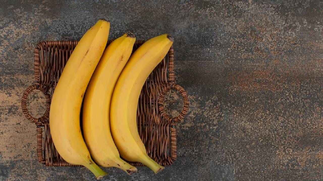  केळी अनेक दिवस ताजी ठेवण्यासाठी त्यांना प्लास्टिकमध्ये गुंडाळून ठेवता येते. पण हे प्लॅस्टिक फक्त केळीच्या देठालाच गुंडाळावे पूर्ण केळ्यांना नव्हे. या उपायांनाही केळी ताजी राहू शकतात. 