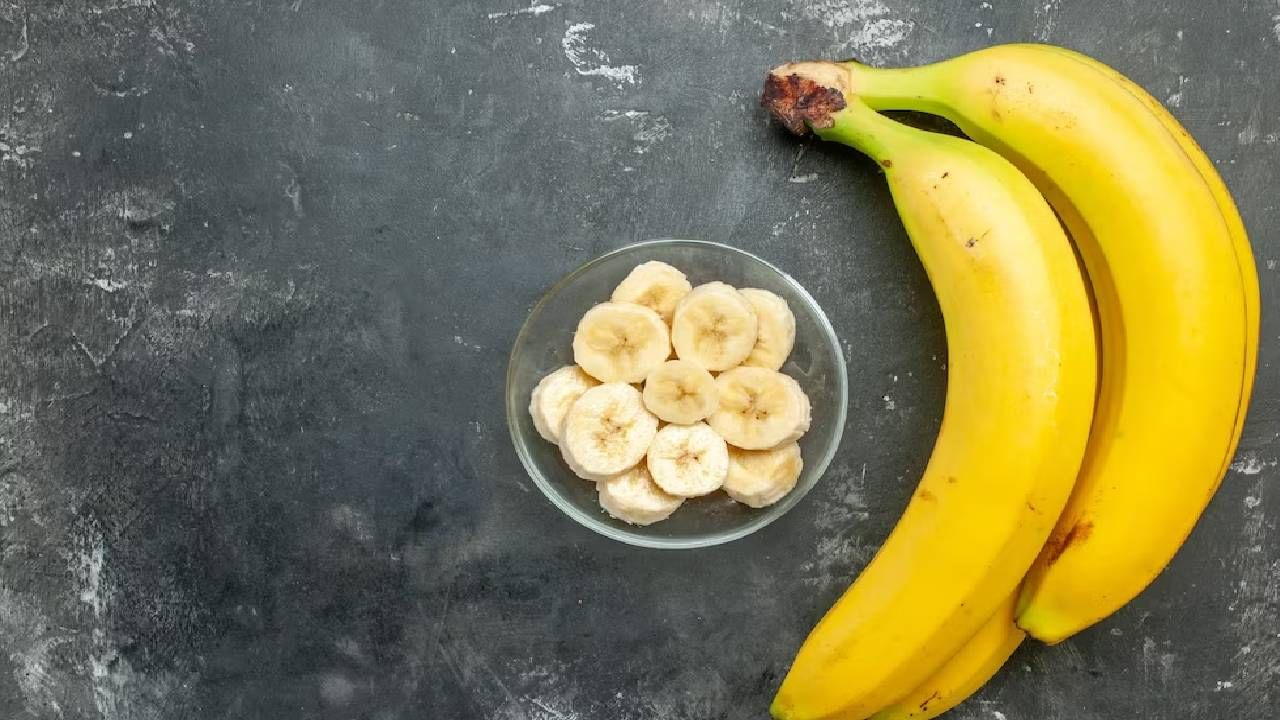 तुम्ही केळी महिनाभरही ताजी ठेवू शकता. यासाठी केळी एअर टाइट प्लास्टिकच्या पिशवीत बंद करून फ्रीजरमध्ये ठेवा. जेव्हा तुम्हाला त्यांचे सेवन करायचे असेल तेव्हा केळी बाहेर काढून ठेवा व थोड्या वेळाने ती खाऊ शकता. 