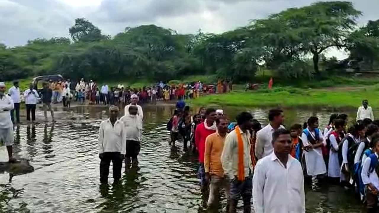 भयावह! पूल नसल्याने विद्यार्थ्यांचा नदीपात्रातून जीवघेणा प्रवास, बुलढाण्यातील धक्कादायक व्हिडीओ