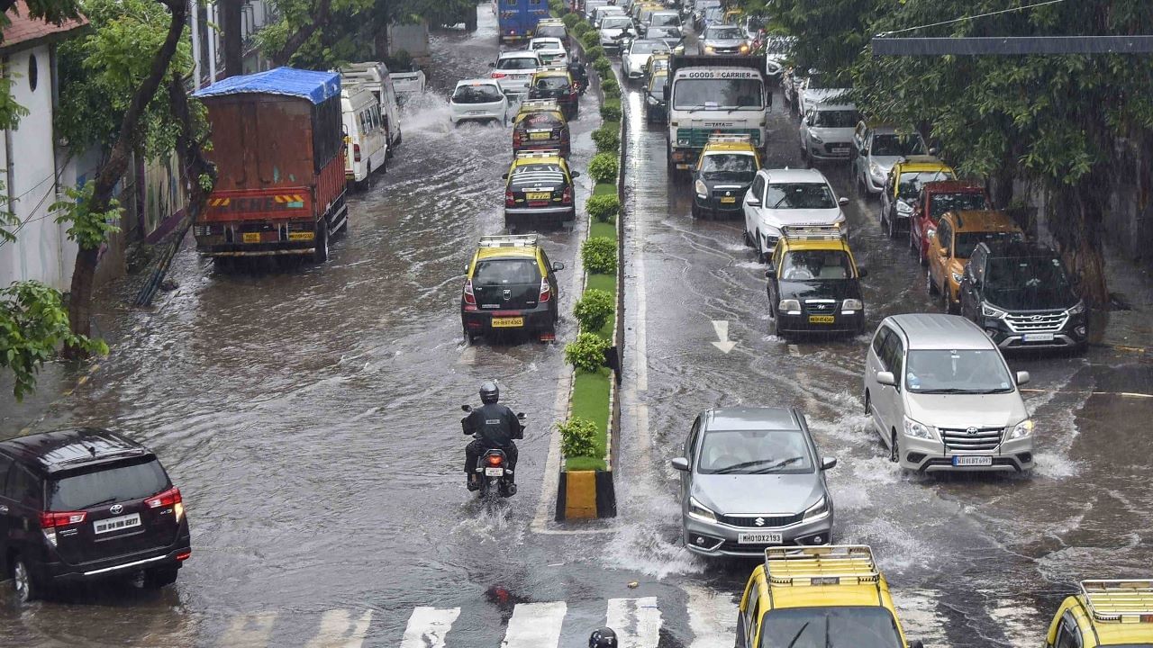 रस्त्यावर पाणी साचल्याने मुंबईकरांना यातूनच मार्ग काढावा लागतोय. तसेच यंत्रणाही नागरिकांना मदत करत आहेत.