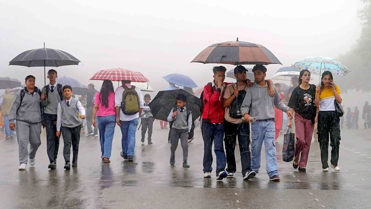 रेड अलर्टमुळे शाळा आणि महाविद्यालयांना सुट्टी जाहीर करण्यात आली. त्यामुळे विद्यार्थ्यांनी या सुट्टीचा चांगलाच फायदा घेत पावसात भिजत मजा लुटली.