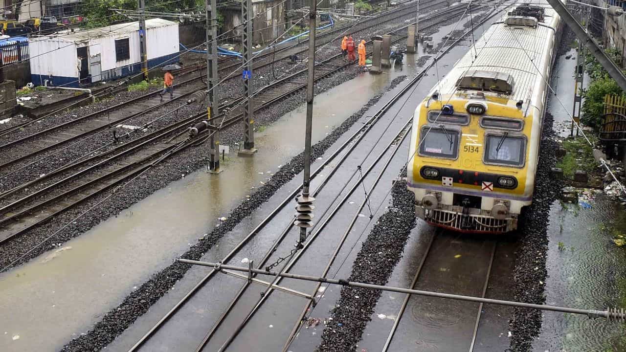 मुंबईकरांसाठी मोठी बातमी, मध्य रेल्वेच्या 'या' मार्गावरील वाहतूक विस्कळीत