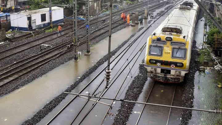 मुंबईकरांसाठी मोठी बातमी, मध्य रेल्वेच्या 'या' मार्गावरील वाहतूक विस्कळीत मुंबईकरांसाठी मोठी बातमी, मध्य रेल्वेच्या 'या' मार्गावरील वाहतूक विस्कळीत