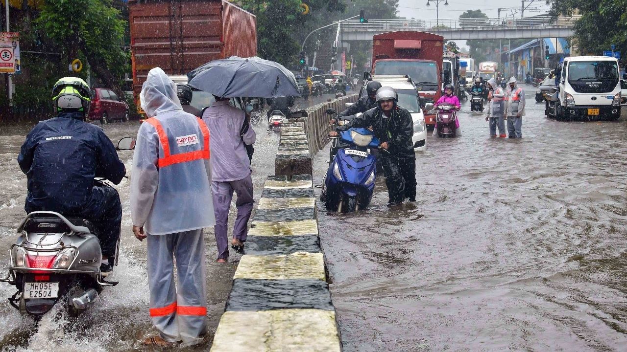 दरम्यान मुंबईला शुक्रवारी 28 जुलै रोजी रेड अलर्ट देण्यात आला आहे. त्यामुळे शुक्रवारी मुंबईकरांना गरज असेल तरच घराबाहेर पडण्याचं आवाहन सरकारकडून करण्यात आलंय.