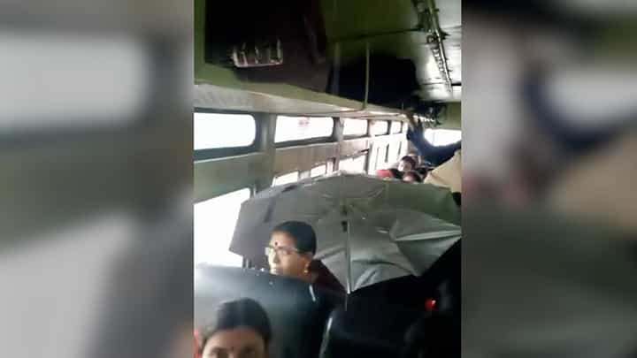 एसटी बसमध्ये छत्री घेऊन करावा लागतोय प्रवास; व्हिडीओ पाहिला का? एसटी बसमध्ये छत्री घेऊन करावा लागतोय प्रवास; व्हिडीओ पाहिला का?