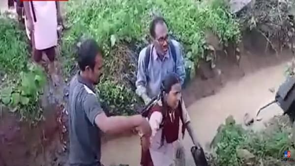 शिक्षणासाठी गुडघाभर चिखलातून पायपीट, जीव मुठीत घेऊन विद्यार्थ्यांचा धोकादायक प्रवास