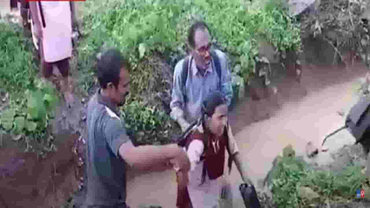 शिक्षणासाठी गुडघाभर चिखलातून पायपीट, जीव मुठीत घेऊन विद्यार्थ्यांचा धोकादायक प्रवास शिक्षणासाठी गुडघाभर चिखलातून पायपीट, जीव मुठीत घेऊन विद्यार्थ्यांचा धोकादायक प्रवास