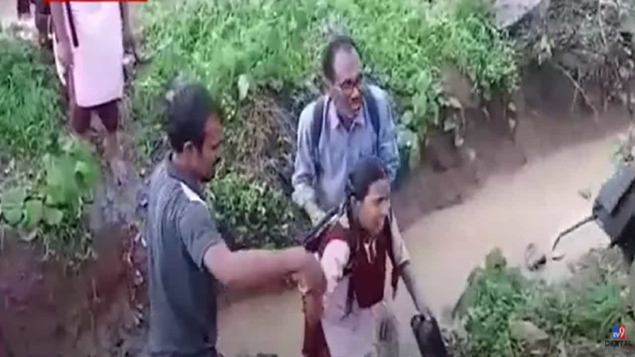 शिक्षणासाठी गुडघाभर चिखलातून पायपीट, जीव मुठीत घेऊन विद्यार्थ्यांचा धोकादायक प्रवास शिक्षणासाठी गुडघाभर चिखलातून पायपीट, जीव मुठीत घेऊन विद्यार्थ्यांचा धोकादायक प्रवास